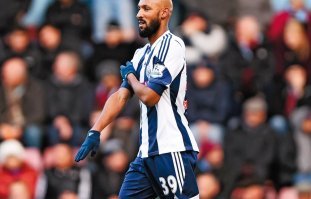 Дебилами насколько легко управлять, что можно внушить что угодно, они поверят и сами будут дальше поддерживать эту туфту. Помимо вышеприведённых примеров, приведу ещё один. Вот этот невинный жест (называется кнель), придуманный французским комиком Дьедонне Мбала Мбала, в европах считается жутко антисемитским и за него шпилят по полной программе, ибо он якобы кому-то там напоминает зигу.