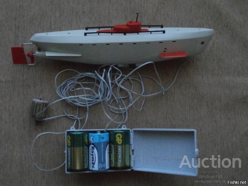на фото четыре видна игрушка из ГДР 
Подводная лодка 
Мечта детства...