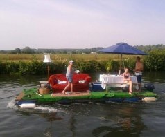 Очередной унылый пост с идиотскими подписями к унылым фото. С чего аффтор вообще взял, что все эти люди в отпуске? Как вообще сочетается отпуск с пустым игральным автоматом на последнем фото??? Очень много вопросов к автору сего поста. И вот последний - чем тебе вообще плот не угодил? Это мечта многих рыбаков или отдыхающих...