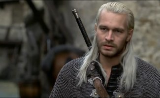 Михал Жебровский в образе Ведьмака по моему мнению лучше выглядел. Жалко только сериал гавно, бюджет маленький был.