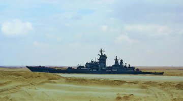 Тяжелый атомный ракетный крейсер "Петр Великий" ВМС России проходит через Суэцкий канал...