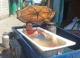 Лучше всех отдыхает вот этот с двумя бидонами бражки. Один бидон он уже "уговорил".