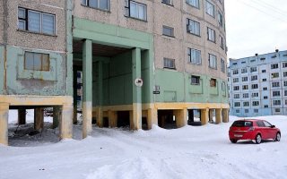 ????? Не было проблем???? А как пятиэтажки целиком уходили в грунт не слышал?Почему такие фундаменты делают не знаешь? С дорогами то же самое,пока на "курьих ножках" дороги не будут строить,так насыпи в вечную мерзлоту уходить и будут.Или ремонт каждый год. В вечной мезлоте хорошие дороги строили только на Аляске(по скальным грунтам) или в Китае ж/б