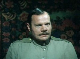 Это был памятный день. В военной форме, в новых, блестящих, скрипящих сапогах, в фуражке набекрень, из под которой ровной волной выходили кудри, он явился домой и положил на стол двести рублей. По тому времени это были неслыханные деньги, мать с невольной жадностью прикрыла их руками. На меня и Петьку и всех мальчишек с нашего двора поразили не деньги, – нет! Совсем другое. На рукаве его форменной гимнастерки был вышит череп, а под черепом – скрещенные кости, Отчим, поступил в батальон смерти. Без сомнения, мои читатели не помнят этих батальонов. Человек с барабаном вдруг появлялся на каком нибудь собрании, на гулянье – везде, где было много народу. Он бил в барабан – все умолкали. Тогда другой человек, большей частью офицер с таким же черепом и костями на рукаве, как у моего отчима, начинал говорить. От имени Временного правительства он приглашал всех в батальон смерти. Но хотя он и утверждал, что каждый записавшийся получит шестьдесят рублей в месяц плюс офицерское обмундирование, не считая подъемных, никому не хотелось умирать за Временное правительство, и в батальон смерти записывались главным образом такие жулики, как мой отчим. (с)  Два капитана