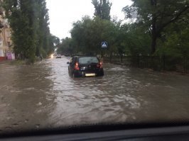 Тем временем в Волгограде такое творится после каждого ливня.  В связи с отсутствием или полной неработоспособностью ливневок, каждый дождь объявляется аномальным.