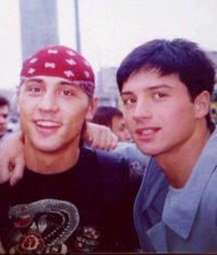 Билан (род. 24 декабря 1981) и Лазарев (1 апреля 1983) в 90-х были детьми и те кто любил Саббат и не любил Саббат их просто не знал.