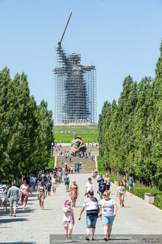 Монумент "Родина Мать" на Мамаевом Кургане в г. Волгограде в настоящее время одет в строительные леса для реконструкции. А люди приезжают со всей России на главную высоту страны посмотреть и на это чудо.