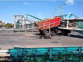 В прошлом году такой же умник вынес пешеходный мост на ярославском шоссе у Ивантеевки
Чудом без жертв, но ярославка на день умерла...