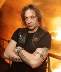 Скорее всего, это "...Арту р Бе ркут (настоящее имя Арту р Вячесла вович Михе ев; 24 мая 1962, Харьков)   советский и российский рок-музыкант...".