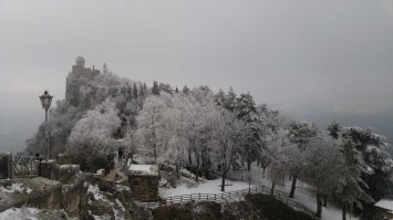 Путешествуя на авто по Италии выделили полдня отметиться в маленьком государстве Сан-Марино, с историческим центром на горе. Но, вся вершина оказалась в плотном тумане. Решили не сдаваться, переночевали в Римини и на следующий день снова приехали, не пожалели скомканного графика. Ощущение как будто в Нарнию попали, красиво, волшебно. Если специально ехал взглянуть на достопримечательность, то надо закладываться переждать неудачную погоду, а про ремонты узнавать заранее.