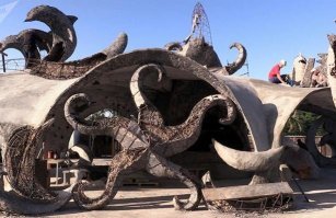 Это кафе Фантазия в Батуми.Недавно выглядело вот так,сейчас отреставрировали,но дельфины получились какие то странные