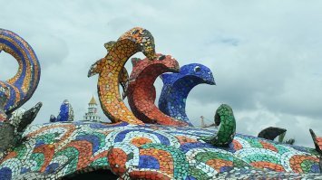 Это кафе Фантазия в Батуми.Недавно выглядело вот так,сейчас отреставрировали,но дельфины получились какие то странные