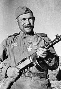 Какой идиот-костюмер так напялил им пилотки? Так в нашей армии пилотку не носил никто! Когда я служил, пилотка "навыворот" считалась позором для воина. Посмотрите настоящие фронтовые фотографии, нигде не найдёте пилотки в "распахнутом" виде. Всё дело в том, что на фронте на пилотку сверху надевалась каска, пилотка поэтому быстро принимала форму головы и не выглядела как возбуждённый женский половой орган. Сравните сами: