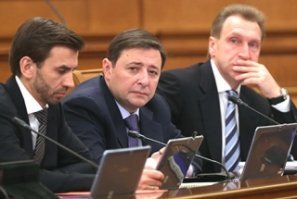 1. Религий в РФ, конечно, не одна, но...
Вы можете, не заглядывая в Сеть, назвать имя главного муфтия РФ? Есть ли планы у мусульман построить 30 тысяч мечетей в шаговой доступности от дома? Как часто по телевидению транслируются всенощный намаз или пасхальный хадж? Хотя, в принципе, любая религия обслуживает правящий класс (даже Церковь Летающего Макаронного Монстра можно припахать). Но по каким-то критериям выбрана именно Православная Церковь.
2. Общество в Европе отнюдь не так уж поляризовано (пока). Есть мигранты, но они не принадлежат обществу. Есть всякие меньшинства, считающие себя ущемлёнными, но на самом деле они находятся даже в привилегированном положении. Но в целом, по индексу Джини, Европа окрашена в успокаивающий зелёный цвет.
Если Вы считаете работягу Пупкина и миллиардера Сечкина братьями, значит система управляемой наркомании работает! 
В какие-такие круги невозможно попасть иностранцу? И давно ли миллиардер Березовский был серым кардиналом Правительства?