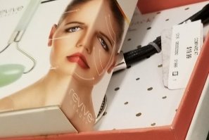 А если смотреть сверху - то она улыбается... так что "провал" это лишь точка зрения автора