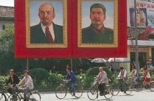 А в чем проблема, бери кредит в евро, будет такая-же ставка.

Или вообще вали в Северную Корею, там бесплатно раздают квартиры, обязательное распределение после всех учебных заведений, обязательное трудоустройство всех граждан (тех кто отказывается - наоборот отлавливают и помещают в трудовые лагеря) и фиксированные цены на все. Инфляция с 1980 года там - 0% (в США, например - 30%), граждане страны получают бесплатные путевки в детские лагеря и на местные курорты (на океанское побережье), уклонистов от службы в армии - нет, богачей - нет, предпринимателей - нет, пробок на улице - нет, многопартийности - нет.
Все вопросы решаются в исполкомах партии.
Они, кстати, готовы предоставлять мигрантам гражданство....
Обратно, правда, уехать уже будет нельзя.... 
Но ты и не захочешь уезжать из своей мечты.
Язык со временем выучишь....

Для таких как ты, даже культ Ленина и Сталина, присутствует.
Покажи, на что ты способен.
Рейсы из Москвы авиакомпанией чайна эир, не реже раза в неделю.