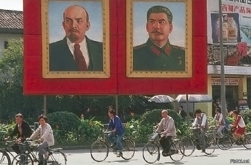 А в чем проблема, бери кредит в евро, будет такая-же ставка.

Или вообще вали в Северную Корею, там бесплатно раздают квартиры, обязательное распределение после всех учебных заведений, обязательное трудоустройство всех граждан (тех кто отказывается - наоборот отлавливают и помещают в трудовые лагеря) и фиксированные цены на все. Инфляция с 1980 года там - 0% (в США, например - 30%), граждане страны получают бесплатные путевки в детские лагеря и на местные курорты (на океанское побережье), уклонистов от службы в армии - нет, богачей - нет, предпринимателей - нет, пробок на улице - нет, многопартийности - нет.
Все вопросы решаются в исполкомах партии.
Они, кстати, готовы предоставлять мигрантам гражданство....
Обратно, правда, уехать уже будет нельзя.... 
Но ты и не захочешь уезжать из своей мечты.
Язык со временем выучишь....

Для таких как ты, даже культ Ленина и Сталина, присутствует.
Покажи, на что ты способен.
Рейсы из Москвы авиакомпанией чайна эир, не реже раза в неделю.