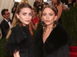 Не-не, даже не сёстры. Хотя у Элизабет Олсен есть сестра-близняшка - Эшли. По молодости были ничё так, а сейчас как-то уг