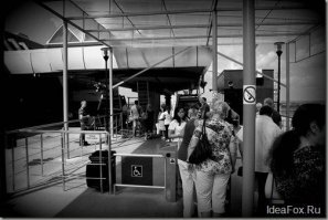 Я,  бывает, за день трачу в несколько раз больше,  это не говорит о том,  что у меня каждый день такие траты. И если вам накладно раз в месяц или раз в жизни в выходной скататься туда-обратно за 600, скатайтесь в понедельник за 150.
В проект вложился частный бизнес,  том числе и иностранные инвесторы.  Врядли бы они выбросили деньги на ветер,  как бы вам этого не хотелось. 
А массовый транспорт или нет... Есть очереди,  есть массовость.