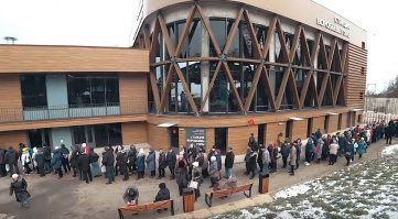 Я,  бывает, за день трачу в несколько раз больше,  это не говорит о том,  что у меня каждый день такие траты. И если вам накладно раз в месяц или раз в жизни в выходной скататься туда-обратно за 600, скатайтесь в понедельник за 150.
В проект вложился частный бизнес,  том числе и иностранные инвесторы.  Врядли бы они выбросили деньги на ветер,  как бы вам этого не хотелось. 
А массовый транспорт или нет... Есть очереди,  есть массовость.