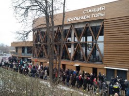 Я,  бывает, за день трачу в несколько раз больше,  это не говорит о том,  что у меня каждый день такие траты. И если вам накладно раз в месяц или раз в жизни в выходной скататься туда-обратно за 600, скатайтесь в понедельник за 150.
В проект вложился частный бизнес,  том числе и иностранные инвесторы.  Врядли бы они выбросили деньги на ветер,  как бы вам этого не хотелось. 
А массовый транспорт или нет... Есть очереди,  есть массовость.