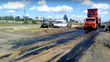 Дорожники гудрон разлили