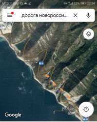 Выезд из новороса на кабардинку рыли лет пять. Проехать невозможно было, в прошлом году и не пахло завершением.

А вот пунктир, это место, где ещё при брежневе начали спрямлять дорогу. Скалы срыли, опоры мостов поставили. Так и стоят. Дорогу, конечно, расширяют до Геленджика и в обход оного, но фотография в посте это место перед въездом в кабардинку. Там 4 полосы как бы не с советских времен