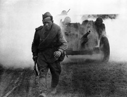 Костюмеру отдельный респект за профессионализм. 
Тебя не смущает что у тебя все фото постановочные а в фильме речь идёт о разведке? Да, каска надевалась и пилотка принимала форму и всё такое. Но она так же легко и расправлялась, если каску не надевать - а в разведку в каске как-то некомильфо идти. 
По-разному пилотку, судя по всему, носили. А данноом случае с разведкой было не до красоты и старались пилотку просто не посеять - она слетает с головы распрекрасно. 
Вот тебе фото -