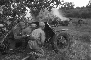 Костюмеру отдельный респект за профессионализм. 
Тебя не смущает что у тебя все фото постановочные а в фильме речь идёт о разведке? Да, каска надевалась и пилотка принимала форму и всё такое. Но она так же легко и расправлялась, если каску не надевать - а в разведку в каске как-то некомильфо идти. 
По-разному пилотку, судя по всему, носили. А данноом случае с разведкой было не до красоты и старались пилотку просто не посеять - она слетает с головы распрекрасно. 
Вот тебе фото -