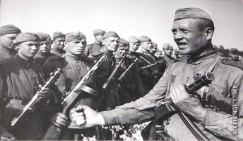 Костюмеру отдельный респект за профессионализм. 
Тебя не смущает что у тебя все фото постановочные а в фильме речь идёт о разведке? Да, каска надевалась и пилотка принимала форму и всё такое. Но она так же легко и расправлялась, если каску не надевать - а в разведку в каске как-то некомильфо идти. 
По-разному пилотку, судя по всему, носили. А данноом случае с разведкой было не до красоты и старались пилотку просто не посеять - она слетает с головы распрекрасно. 
Вот тебе фото -