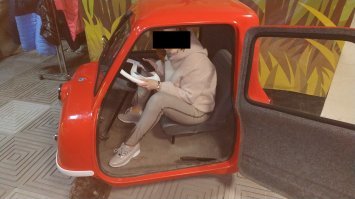 Ходили с женой в приезжий музей мировых рекордов. Я не смог залезть вообще. Супруга умудрилась, но рулить ей было не комфортно.