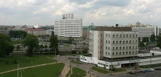 Ставлю жирный минус за ложь.Нет ни одной современной фотографии.Руины начала семидесятых. В Беларуси даже маневровых паровозов нет. а на снимках есть.Оккраина гоорода ул. Химзаводская. Нет такой улицы. Хим завод вынесен за пределы города километров минимум на 8, думаю больше. И троллейбус идет просто по чистому полю,где люди не живут...Для полноты картины гомельская ЛЭП. Так и там люди не живут. Пром зона.Станция институт культуры снимок 91го года.