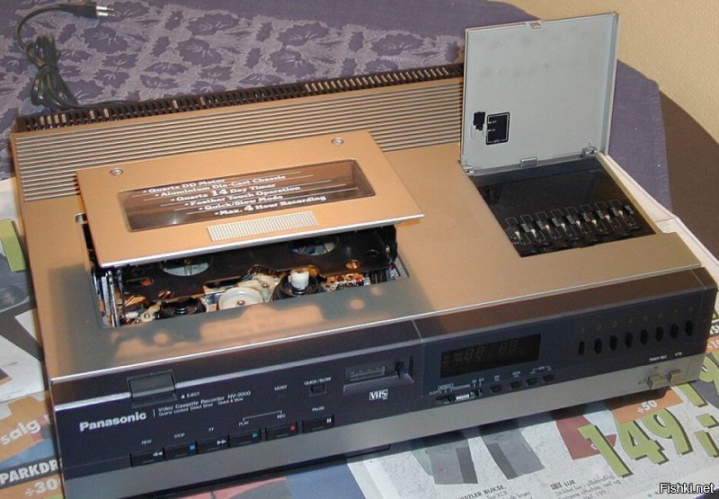 Первый советский видеомагнитофона формата VHS 1984 года. Нагло спертый у японцев с тогда уже устаревшего Panasonic NV-2000 1975 года выпуска.