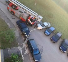 проложи его под машиной, его бы меньше заламывало.
тут сработал покуизм пожарных. а вот нашим нельзя таранить припаркованные во дворах машины