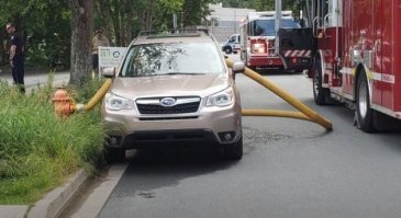 проложи его под машиной, его бы меньше заламывало.
тут сработал покуизм пожарных. а вот нашим нельзя таранить припаркованные во дворах машины