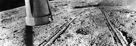 По поводу следов...
Луноход 1 по песку ездил ?
Ты хотя бы с советской лунной программой ознакомился ?
В советском учебнике Астрономии за 10 класс (1980 года издания), про него написано.