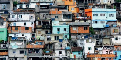 Это Бразилия...Многие живут в фавелах. Знаете что это такое?
