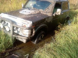 И Нива после такого "тюнинха" перестала быть Нивой . Нива - это в первую очередь внедорожник. Вот моя Нива была. И я снова в этом году решил взять Ниву, только Шниву :).