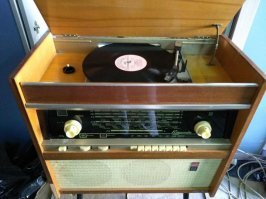 Такие пластинки слушал на такой крутой технике.