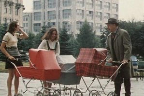 А это не кадр из фильма "По семейным обстоятельствам"? Справа - А.Папанов.