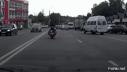 Дай лыжню! Toyota Camry толкает мотоциклиста