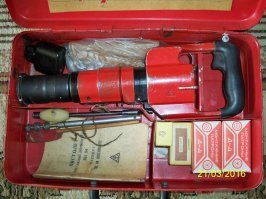 одно время был очень популярная отмычка для дверей. прислоняли к личинке и нажимали на крючек.. личинку как ветром сдувало