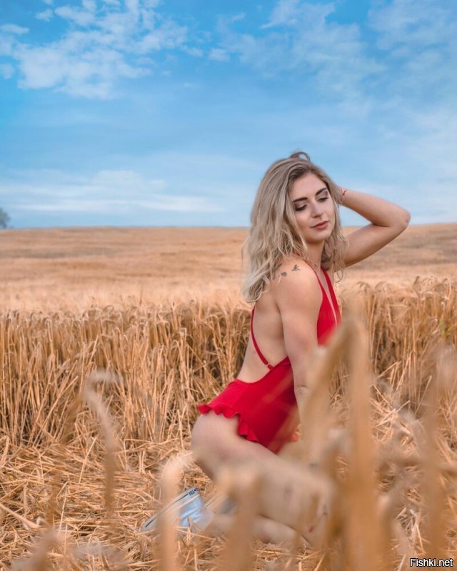 зашла, сфоткалась и ушла... а вытаптывать зачем??? тупая корова!
