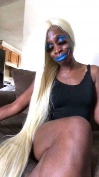 Сразу песню вспомнил... Оставайся мальчик с нами, будешь нашим королеееем...