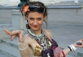 О! Я, кажется, знаю, кто у неё коуч-тренер!