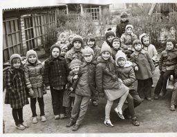 первый мой троллинг фотографа. Тогда одна фотка стоила рубль с мелочью, вся группа в садике сдавала деньги. Фотограф долго нас перегруппировывал, раставлял по местам. и меня это достало. Когда было сказано: "Снимаю, улыбочка!" , я скривил рожу )))
Потом влетело от родителей и воспитателей, но теперь есть что вспомнить.
Я, кстати, и сейчас люблю прикольнуться. 
1981год.