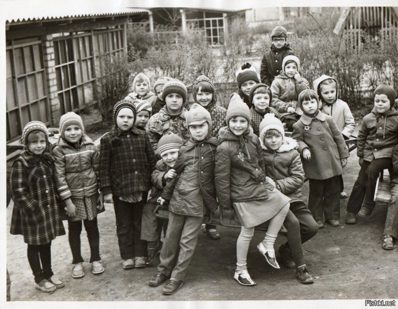 первый мой троллинг фотографа. Тогда одна фотка стоила рубль с мелочью, вся группа в садике сдавала деньги. Фотограф долго нас перегруппировывал, раставлял по местам. и меня это достало. Когда было сказано: "Снимаю, улыбочка!" , я скривил рожу )))
Потом влетело от родителей и воспитателей, но теперь есть что вспомнить.
Я, кстати, и сейчас люблю прикольнуться. 
1981год.