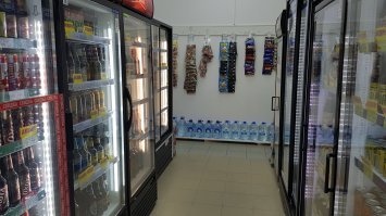 Зашел в очередной открывшийся "24 часа" из трех комнатух практически все заставлено холодильниками. Судя по содержимому - ребята готовы к торговле и не трлько в пятницу