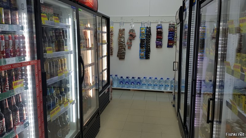 Зашел в очередной открывшийся "24 часа" из трех комнатух практически все заставлено холодильниками. Судя по содержимому - ребята готовы к торговле и не трлько в пятницу
