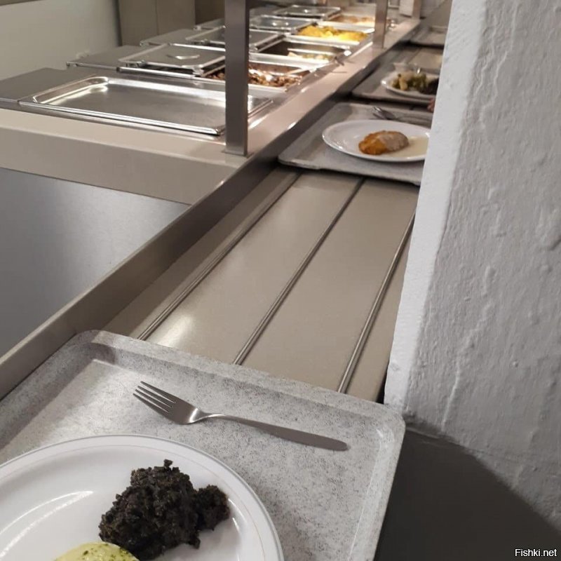 Меня больше интересует,что за черная субстанция на подносе? Это точно  съедобно?